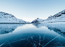 你们的圆神回来了！安东尼被球迷一路热情跟拍，左右各一保镖开路